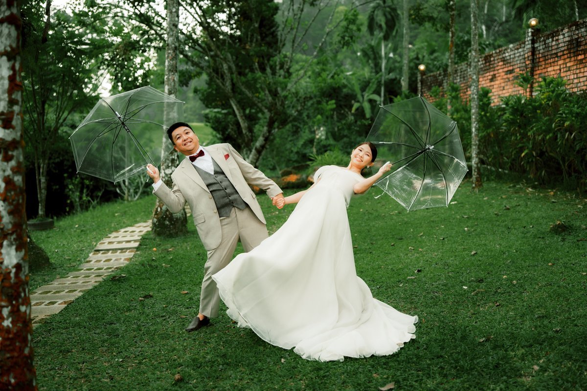 Wedding videography by Terrence Low — couple portrait with umbrellas, Malaysia